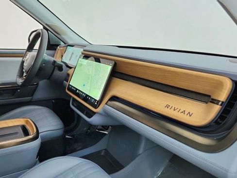 Used 2025 Rivian R1S Premium AWD/4WD image 21
