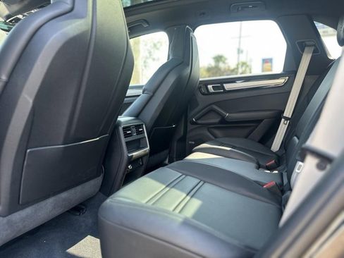 Used 2022 Porsche Cayenne Platinum Edition image 17
