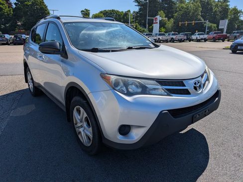 Used 2015 Toyota RAV4 LE w/ Four Season Floor Mat Package AWD/4WD image 7
