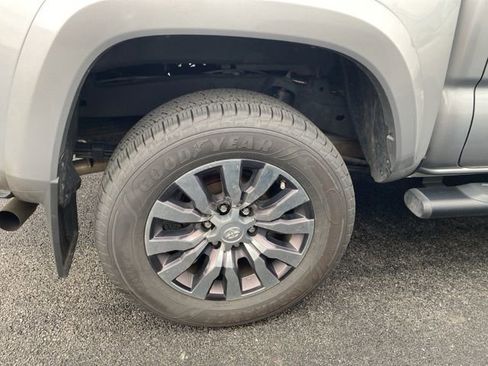 Used 2021 Toyota Tacoma Limited image 8