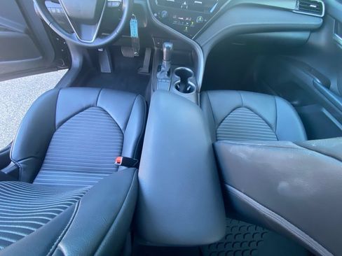 Used 2024 Toyota Camry SE FWD image 11