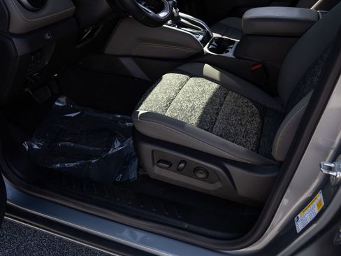 Used 2024 Chevrolet Colorado ZR2 w/ Technology Package image 17