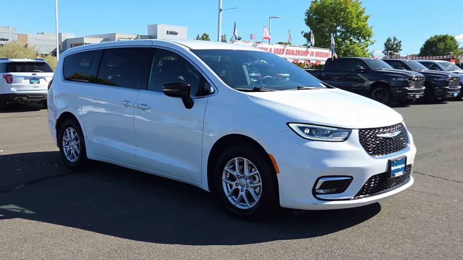 Certified 2025 Chrysler Pacifica Select FWD image 2