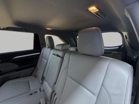 Used 2018 Toyota Highlander XLE AWD/4WD image 28