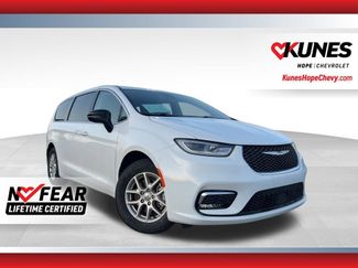 Used 2024 Chrysler Pacifica Touring-L video 1