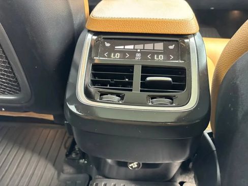 Used 2016 Volvo XC90 T6 Momentum w/ Momentum Plus Package AWD/4WD image 19
