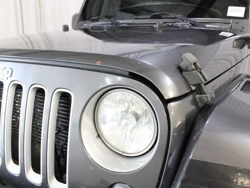 Used 2018 Jeep Wrangler Unlimited Sahara w/ Dual Top Group AWD/4WD image 31