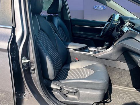 Used 2020 Toyota Camry SE w/ Sunroof Package FWD image 29