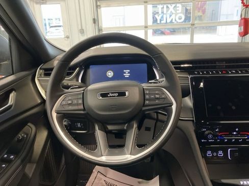 Used 2025 Jeep Grand Cherokee Laredo X w/ Luxury Tech Group I image 22