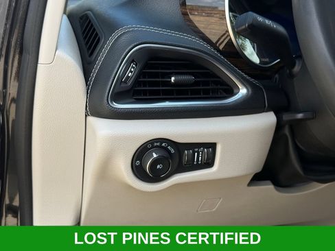 Used 2023 Chrysler Pacifica Limited FWD image 8