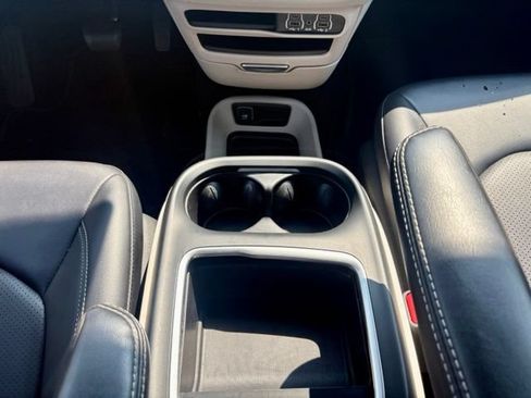 Used 2024 Chrysler Pacifica Touring-L FWD image 24