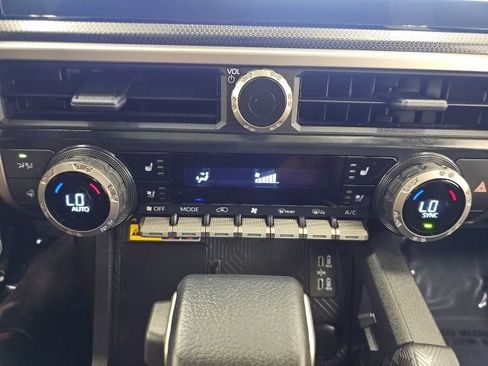 Used 2025 Toyota 4Runner Limited AWD/4WD image 24