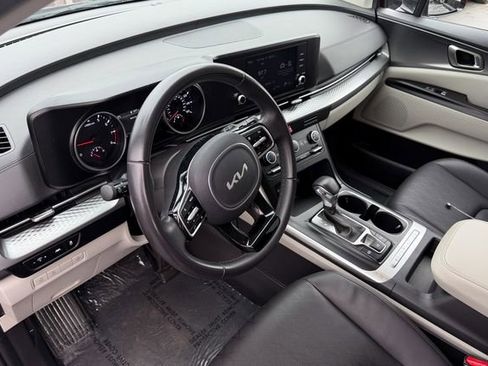 Used 2024 Kia Carnival LX image 11