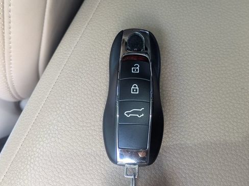 Used 2022 Porsche Macan AWD/4WD image 28