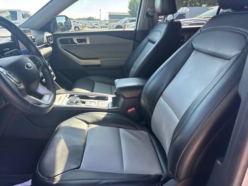 Used 2022 Ford Explorer XLT w/ Equipment Group 202A RWD image 9