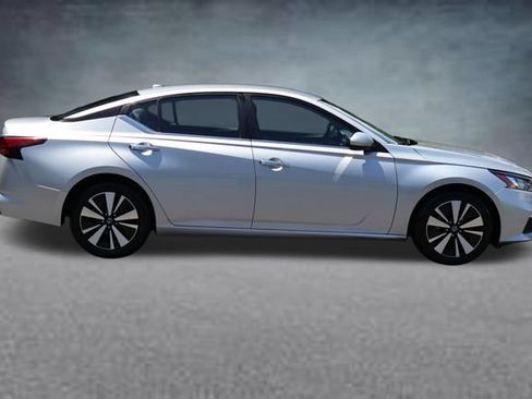Used 2021 Nissan Altima 2.5 SV FWD image 2