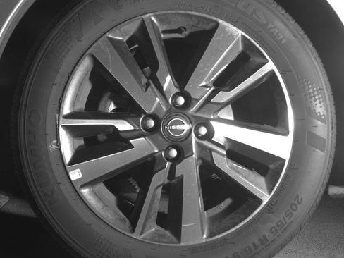 Used 2025 Nissan Versa SV image 12