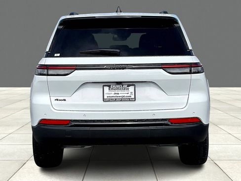 New 2025 Jeep Grand Cherokee Altitude image 4