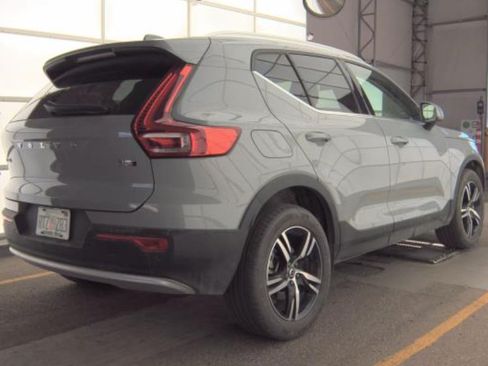 Used 2025 Volvo XC40 B5 Core AWD/4WD image 3