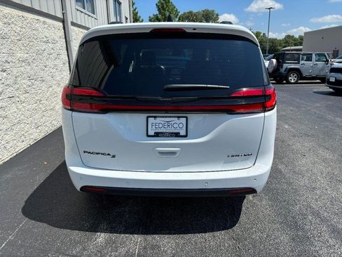 Used 2025 Chrysler Pacifica Limited FWD image 4