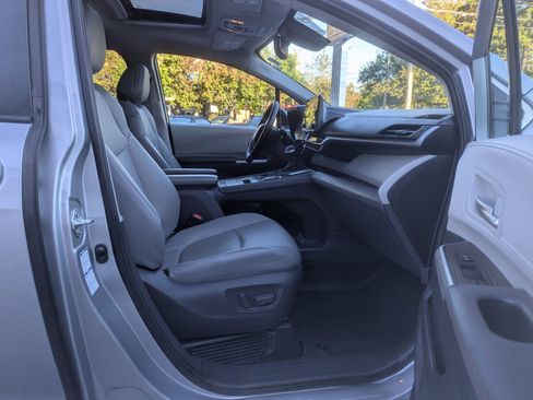 Used 2021 Toyota Sienna XLE image 29