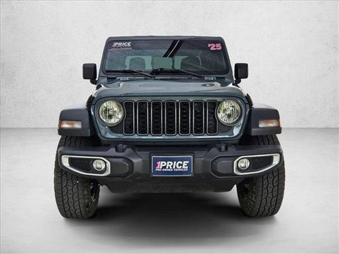 Used 2025 Jeep Gladiator Sport AWD/4WD image 2