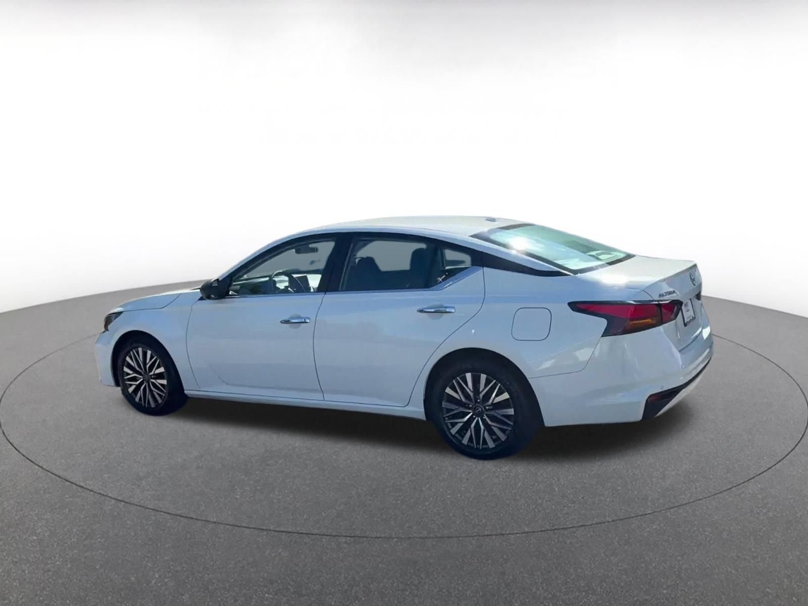 Used 2025 Nissan Altima 2.5 SV FWD image 9