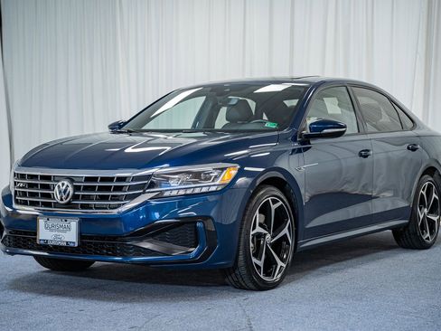 Used 2021 Volkswagen Passat 2.0T R-Line image 3