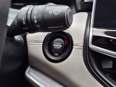 Used 2025 Jeep Compass Limited image 11