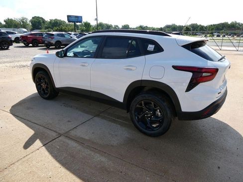 New 2026 Chevrolet Trax LT w/ Midnight Edition FWD image 6