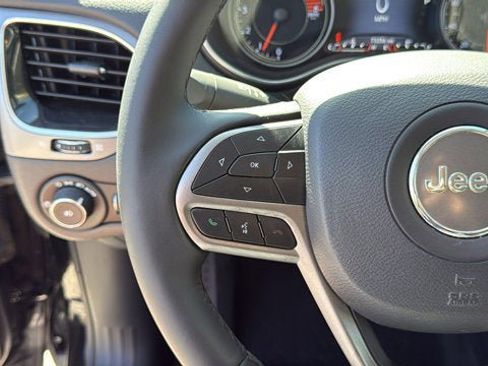 Used 2019 Jeep Cherokee Limited AWD/4WD image 16