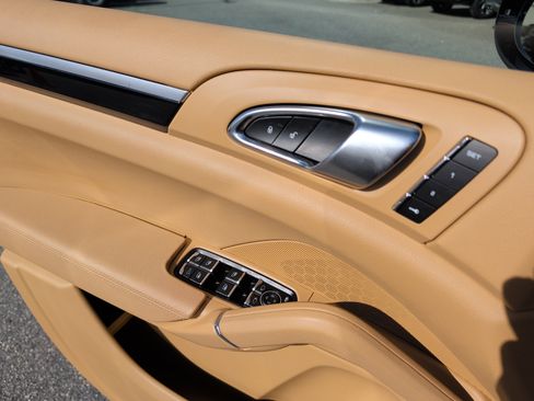 Used 2017 Porsche Cayenne Platinum Edition image 17