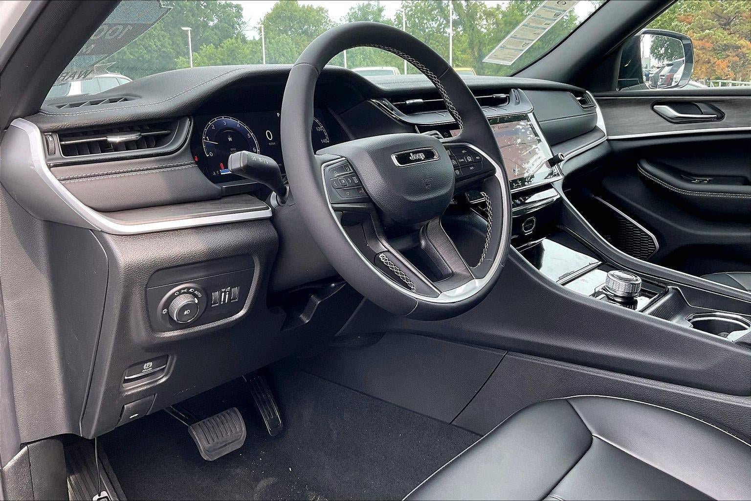 New 2026 Jeep Grand Cherokee Limited w/ Limited Altitude Package AWD/4WD image 7