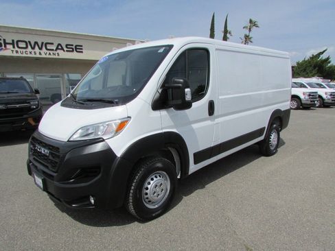 Used 2025 RAM ProMaster 2500 w/ Convenience Group FWD image 4