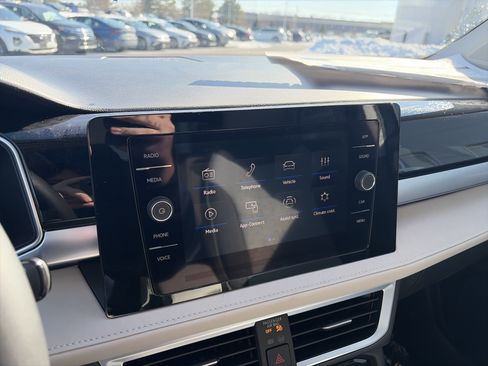 New 2026 Volkswagen Taos SE image 25