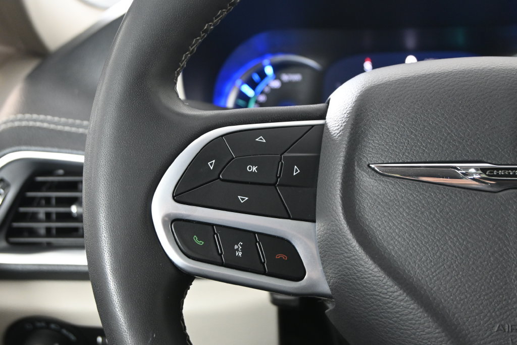 Used 2023 Chrysler Pacifica Limited FWD image 37
