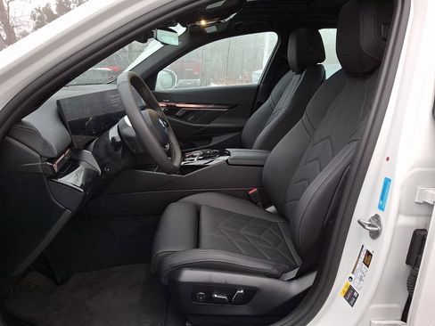 Used 2025 BMW i5 xDrive40 w/ Premium Package image 9