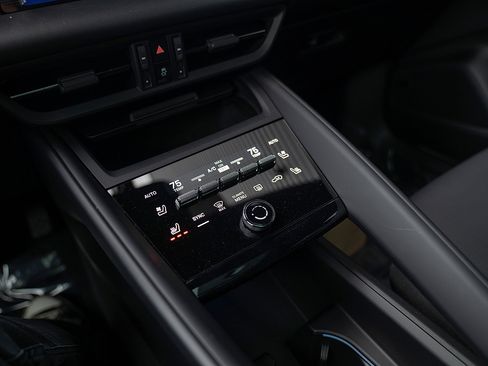 Certified 2025 Porsche Macan 4 Electric image 15