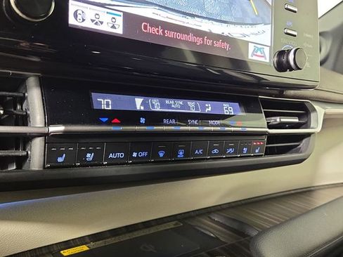 Used 2024 Toyota Sienna Platinum image 21