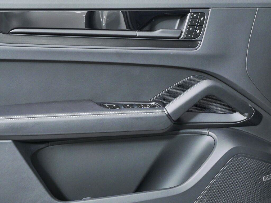 New 2026 Porsche Cayenne GTS AWD/4WD image 6
