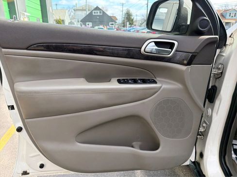 Used 2011 Jeep Grand Cherokee Laredo w/ Security & Convenience Group image 19