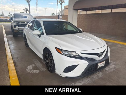 Used 2019 Toyota Camry SE w/ Convenience Package FWD image 3