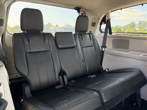 Used 2014 Chrysler Town & Country Touring-L w/ Driver Convenience Group FWD image 16