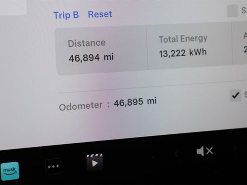 Used 2021 Tesla Model Y Long Range image 12