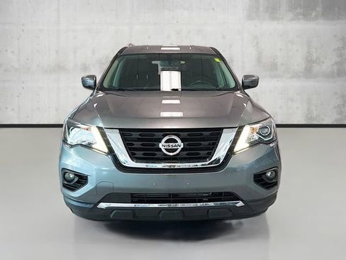 Used 2017 Nissan Pathfinder SV image 2