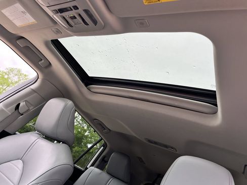 Used 2024 Toyota Highlander XLE FWD image 22