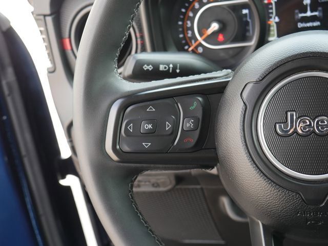 Used 2025 Jeep Gladiator Rubicon w/ Convenience Group AWD/4WD image 17