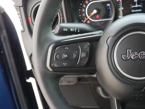 Used 2025 Jeep Gladiator Rubicon w/ Convenience Group AWD/4WD image 17