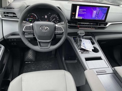 New 2026 Toyota Sienna XLE image 8
