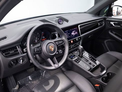 Certified 2025 Porsche Macan Turbo image 4